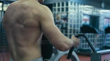 Çok güçlü adam el egzersizleri yapıyor