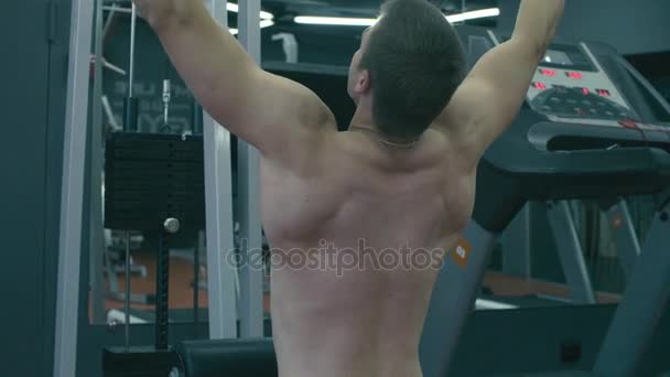 Velmi silný muž dělá cvičení ruky — Stock video
