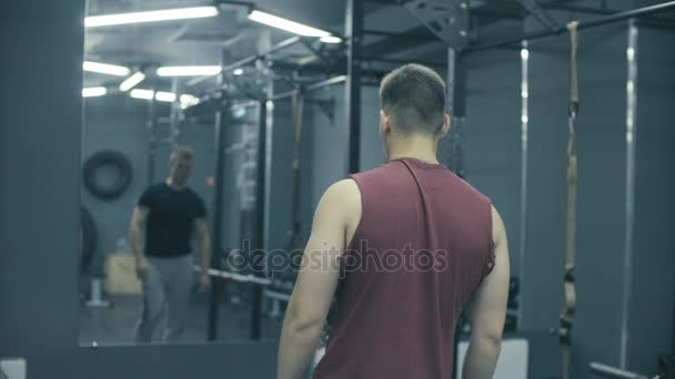 Dois homens treinando em um estúdio de fitness — Vídeo de Stock