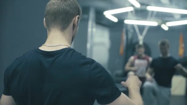Dva muži trénink ve fitness studiu — Stock video