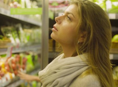 Bir süpermarkette genç çekici kadın