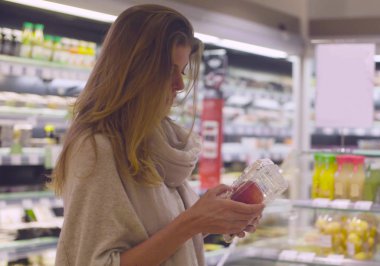 Bir süpermarkette genç çekici kadın