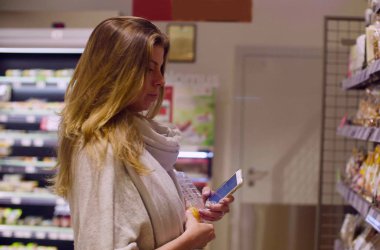 Bir süpermarkette genç çekici kadın