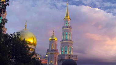 Gün batımını yansıması içinde pencere eşiği