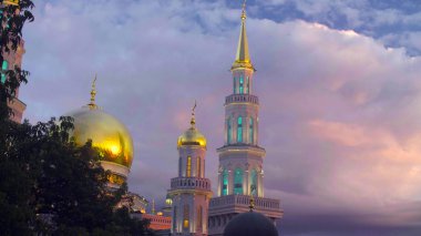 Gün batımını yansıması içinde pencere eşiği