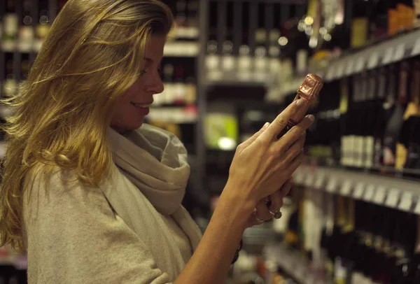 Bir süpermarkette genç çekici kadın