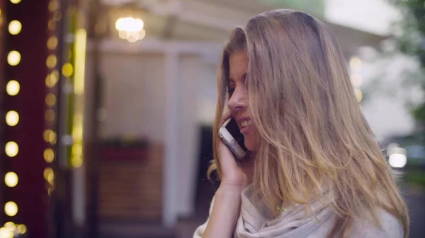 Portrait of young woman talking by phone — Stock Photo, Image