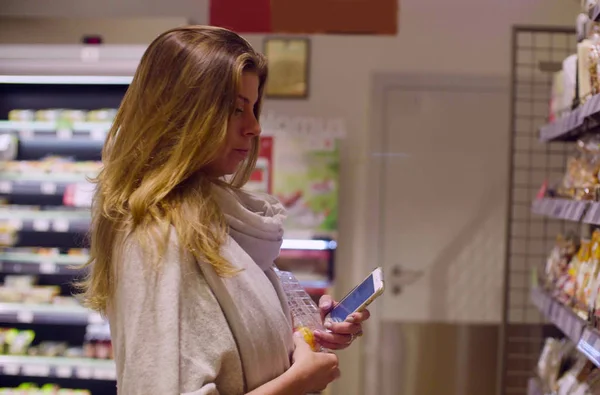 Bir süpermarkette genç çekici kadın