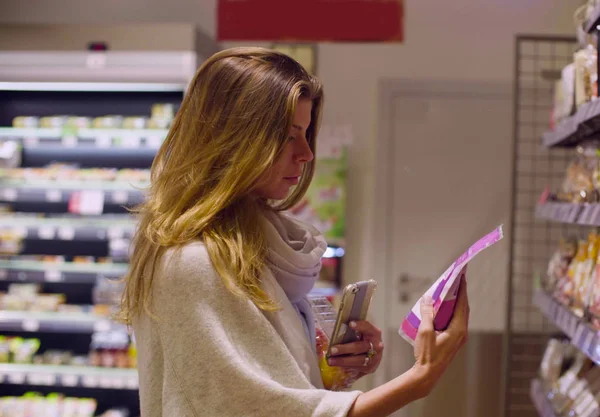 Bir süpermarkette genç çekici kadın