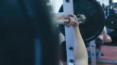 Halter kaldırma eller mans