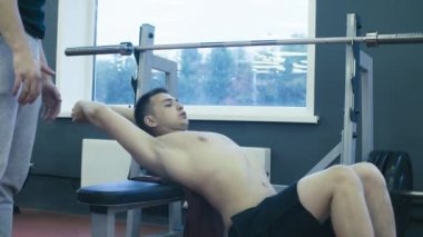 Genç bir adam jimnastik egzersizleri yapıyor