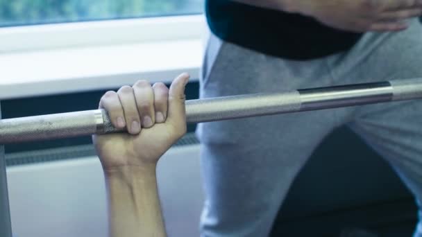 Mans handen tillen barbell — Stockvideo