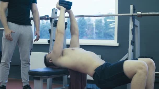 Um jovem fazendo exercícios de ginástica — Vídeo de Stock