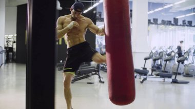 Boksör eğitim kum torbası