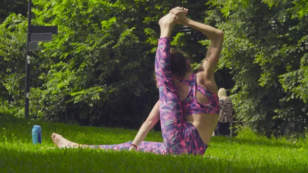 Yoga yapan genç bir kadın.