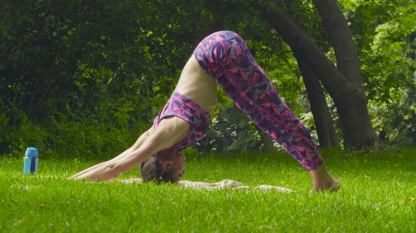 Mujer joven haciendo ejercicios de yoga — Foto de Stock