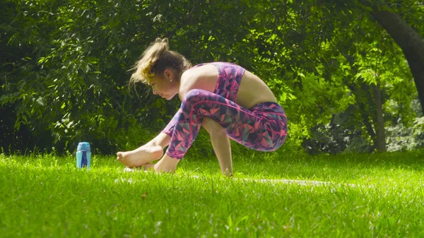 Ung kvinde gør yoga øvelser - Stock-foto