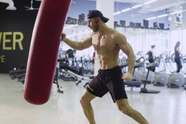 Boksör eğitim kum torbası