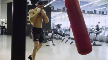 Boksör eğitim kum torbası