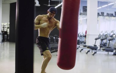 Boksör eğitim kum torbası