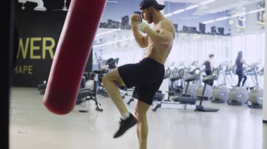 Boksör eğitim kum torbası