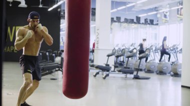 Boksör eğitim kum torbası