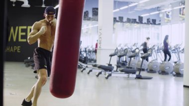 Boksör eğitim kum torbası