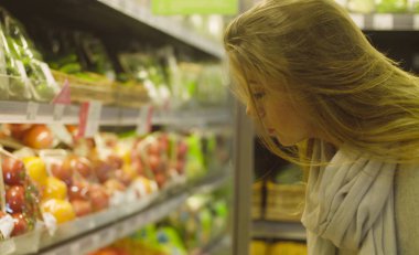 Bir süpermarkette genç çekici kadın