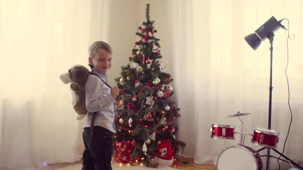 Chlapec s hračka sáčku u vánočního stromu — Stock fotografie