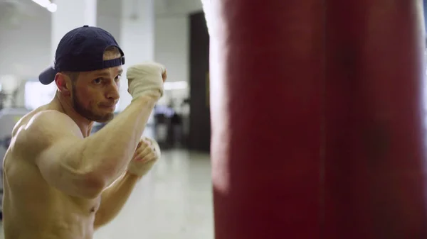 Boxer školení boxovací pytel — Stock fotografie