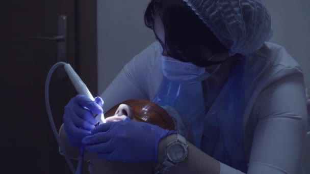 牙医钻牙的牙科诊所 — 图库视频影像