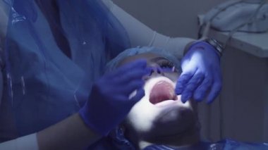 Bir şey koyarak hastalar diş hekimi