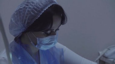 Kadın dişçi işte.