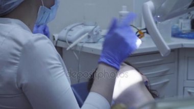 Diş hekimi hastaya bir şey açıklar