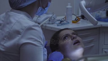 Diş hekimi hastaya bir şey açıklar