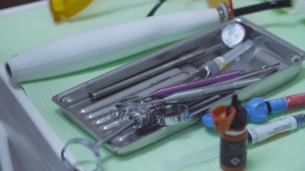 Mesa con instrumentos médicos en el consultorio dental — Vídeos de Stock