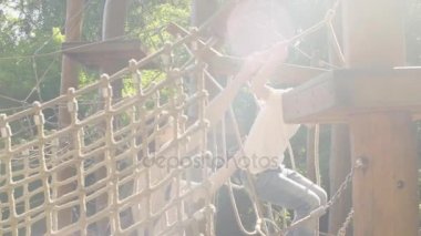 Bir çocuk oyun alanı ekipmanı üzerinde tırmanma