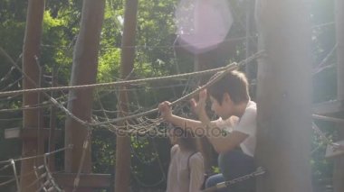 Bir çocuk oyun alanı ekipmanı üzerinde tırmanma