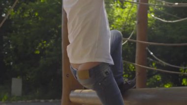 Bir çocuk oyun alanı ekipmanı üzerinde tırmanma