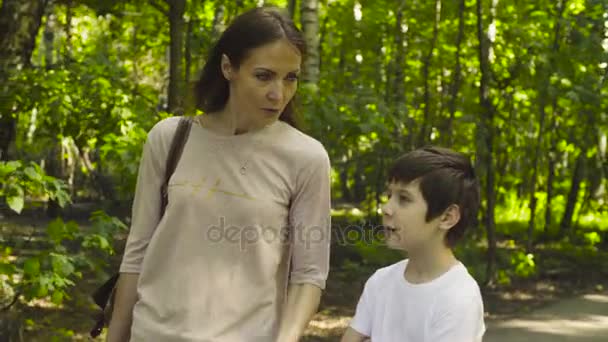 Mamá y un niño caminando en el parque — Vídeo de stock