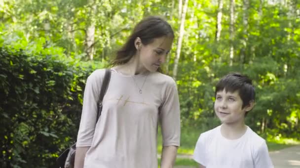 Mamá y un niño caminando en el parque — Vídeos de Stock