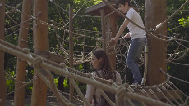 Bir çocuk oyun alanı ekipmanı üzerinde tırmanma — Stok video