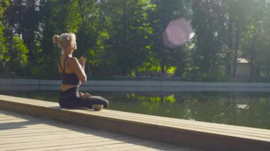 Genç kadın göl Parkı meditasyon
