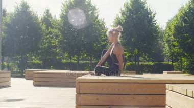 Çıplak ayakla ahşap döşeme üzerinde yürüyen genç bir kadın