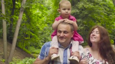 Mutlu anne ile bebek kız parkta yürüyüş