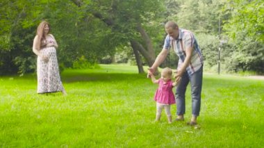 Onun bebek tutan ve onunla döne döne baba