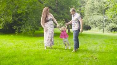 Anne ve baba holding bebek ve onu sallanan