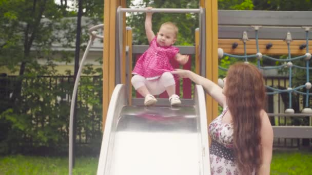 Tepeden aşağı hareket küçük bebek kız — Stok video