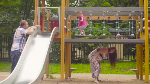 Kleines Mädchen bewegt sich den Hügel hinunter — Stockvideo