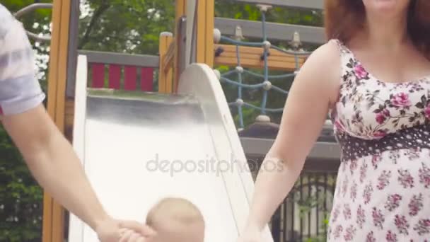 Tepeden aşağı hareket küçük bebek kız — Stok video